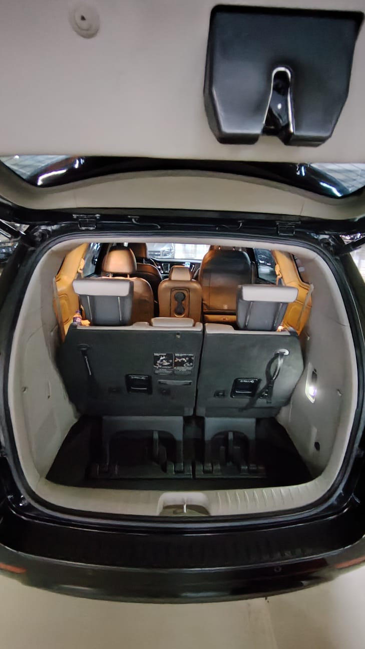 Porta-malas da minivan Kia Carnival com terceira fileira de bancos