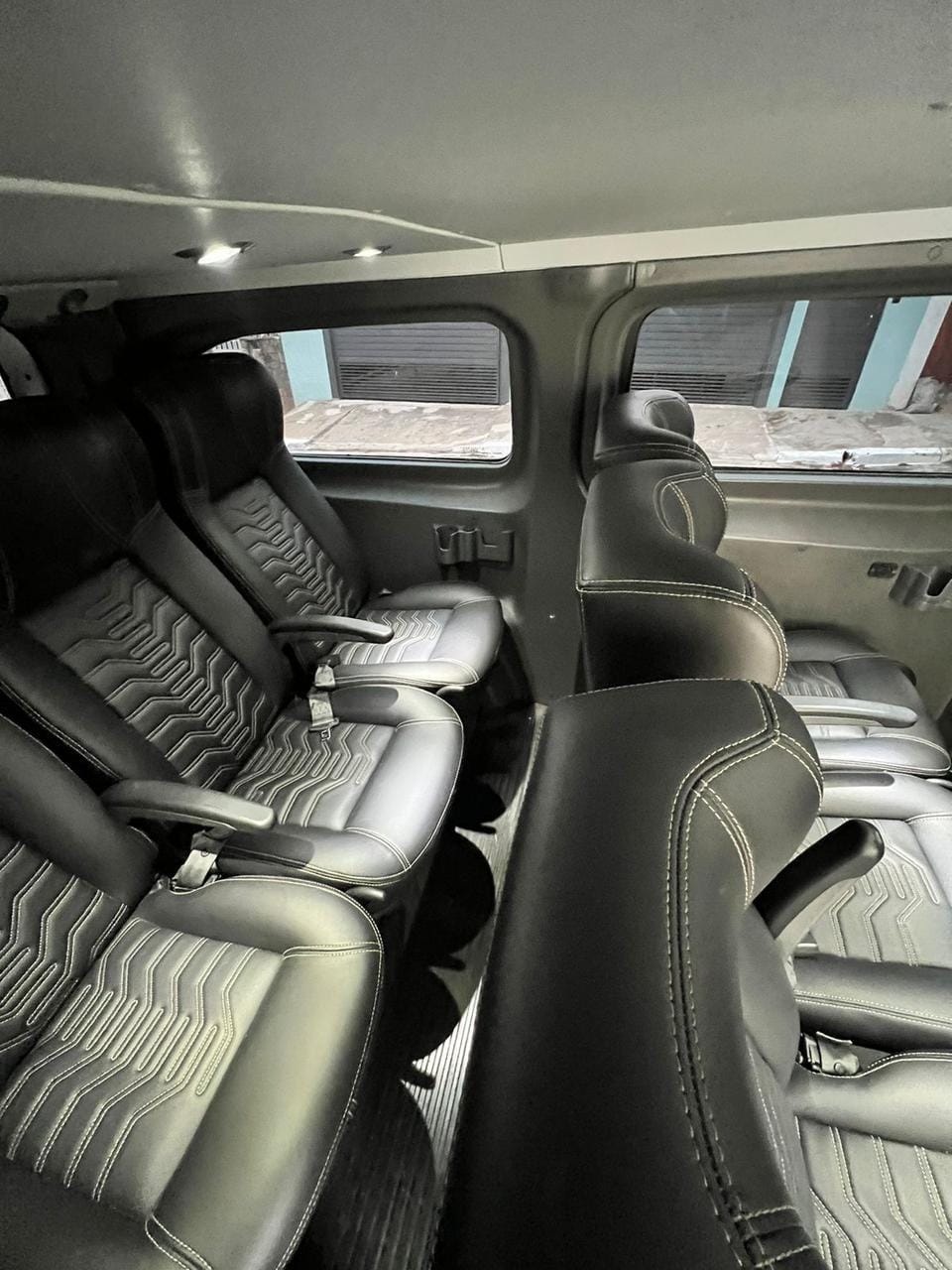 Interior da van com bancos de couro preto